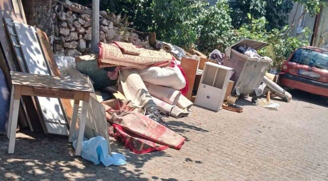 Çöpün kenarına ne buldularsa bıraktılar, mahalle sakinlerine muhtar isyan etti