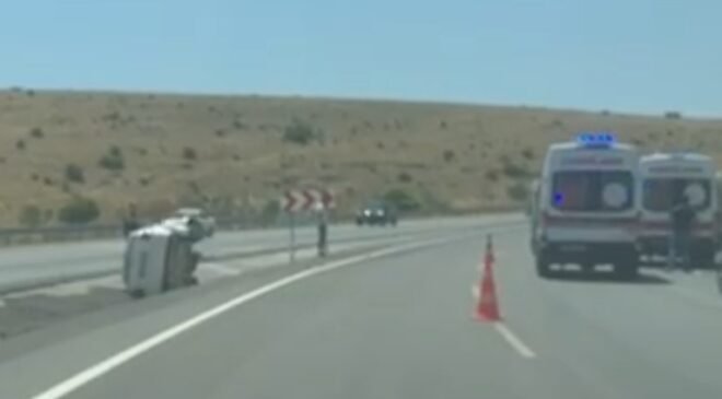 Devrilen otomobilde 3 kişi yaralandı