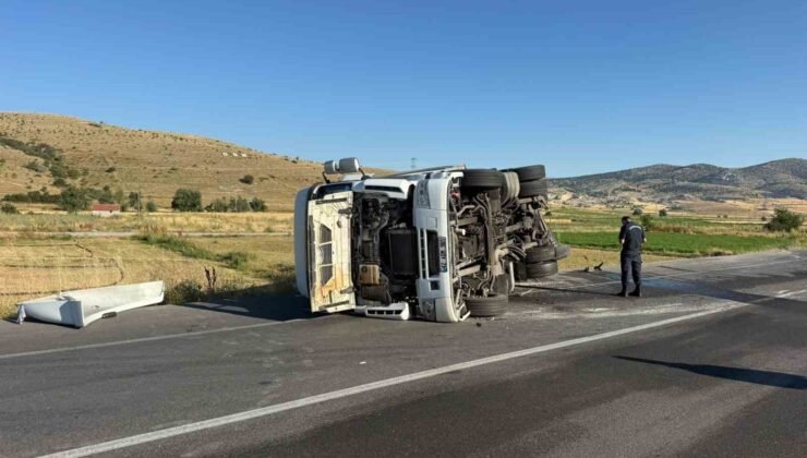 Devrilen tırın sürücüsü yaralandı