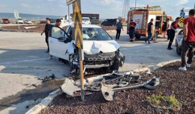 Domaniç’te otomobiller çarpıştı: 2 yaralı