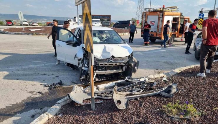 Domaniç’te otomobiller çarpıştı: 2 yaralı