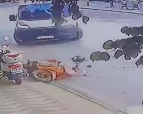 Dönüş yapan minibüs motosiklete böyle çarptı