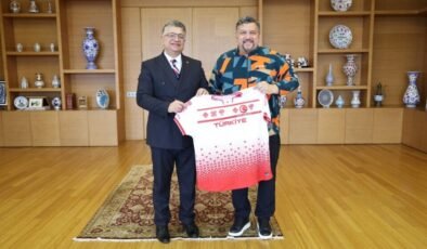 DPÜ Öğretim üyesi Mustafa Said Erzeybek, Kadın Curling Milli Takımı’nın tarihi başarısında teknik kadroda yer aldı
