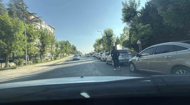 Düğün konvoyu ambulasların çıkış yaptığı kapıyı kapattı