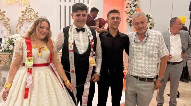 Düğünde damada Fenerbahçe forması giydirilmiş kuzuyu hediye ettiler