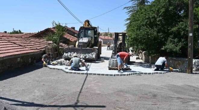 Dutluca Mahallesi’nde kilit taş yol çalışması devam ediyor