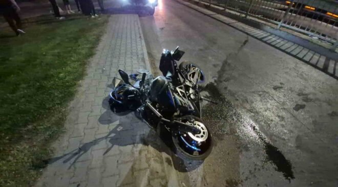 Ehliyetsiz sürücünün kullandığı motosiklet kaldırıma çarptı: 1 yaralı