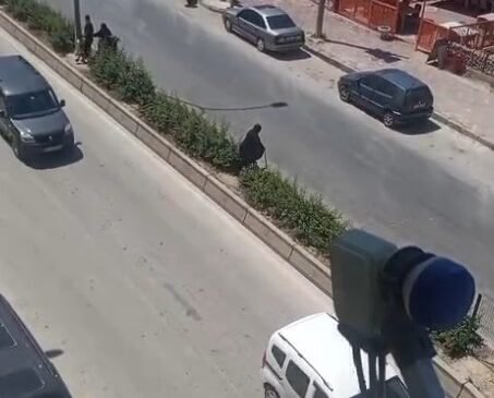 Elinde bastonuyla refüje çıkarak yolun karşısına geçmeye çalışan yaşlı kadın adeta ölümle dans etti