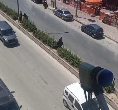 Elinde bastonuyla refüje çıkarak yolun karşısına geçmeye çalışan yaşlı kadın adeta ölümle dans etti