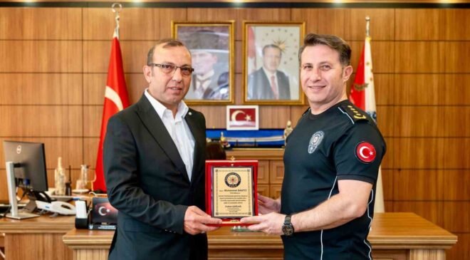 Emekliye ayrılan polis memuruna veda plaketi