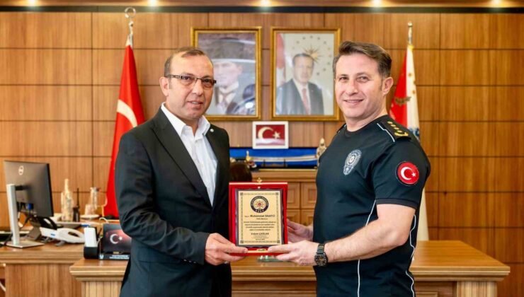 Emekliye ayrılan polis memuruna veda plaketi