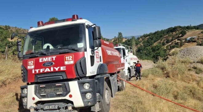 Emet’te ahır ve samanlık yangını: 2 büyükbaş hayvan telef oldu, 400 balya saman yandı