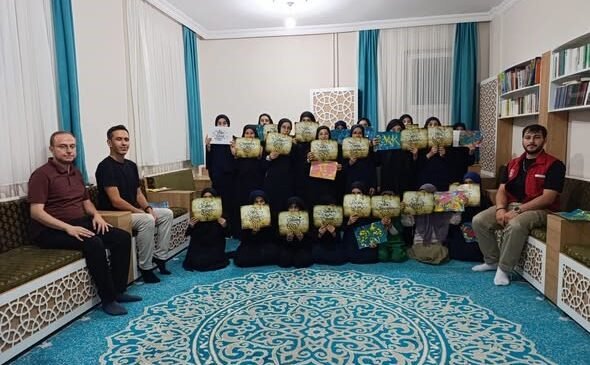 Emirdağ’da Aziziye Kız Hafızlık Kur’an Kursu öğrencilerine ‘Ebru Sanatı’ ve ‘Kaligrafi’ etkinliği’ ilgi gördü