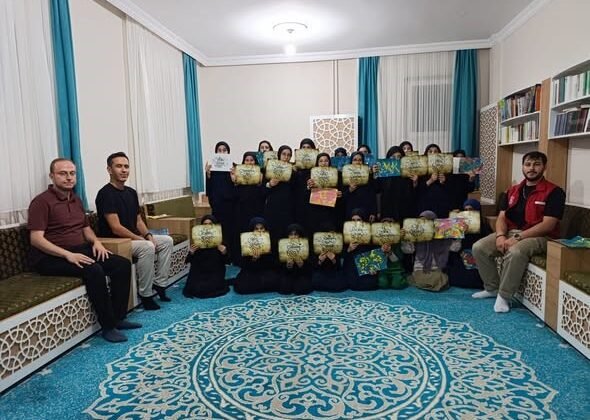 Emirdağ’da Aziziye Kız Hafızlık Kur’an Kursu öğrencilerine ‘Ebru Sanatı’ ve ‘Kaligrafi’ etkinliği’ ilgi gördü