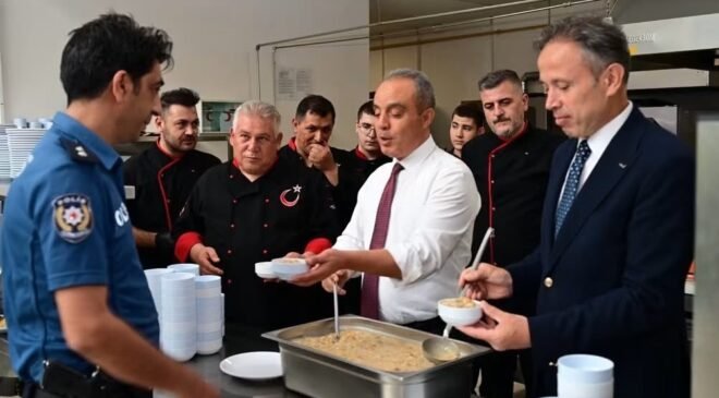 Erol personele aşure dağıttı