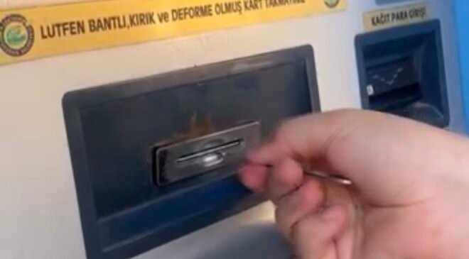 Eskişehir Büyükşehir Belediyesi’ne ait otomattan kartını ancak cımbızla alabildi