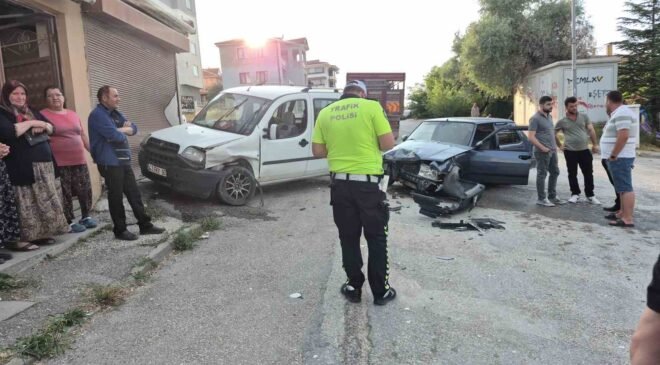 Eskişehir’de 2 araç kafa kafaya çarpıştı, faciadan dönüldü