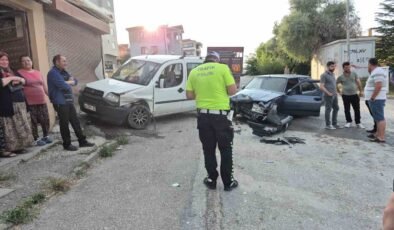 Eskişehir’de 2 araç kafa kafaya çarpıştı, faciadan dönüldü