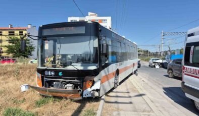 Eskişehir’de 2 belediye aracının çarptığı otomobildeki 2 kişi yaralandı