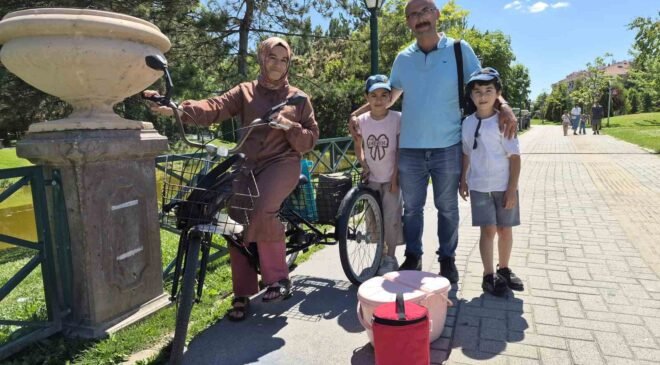 Eskişehir’de 2 minik simitçi ilgi odağı oldu