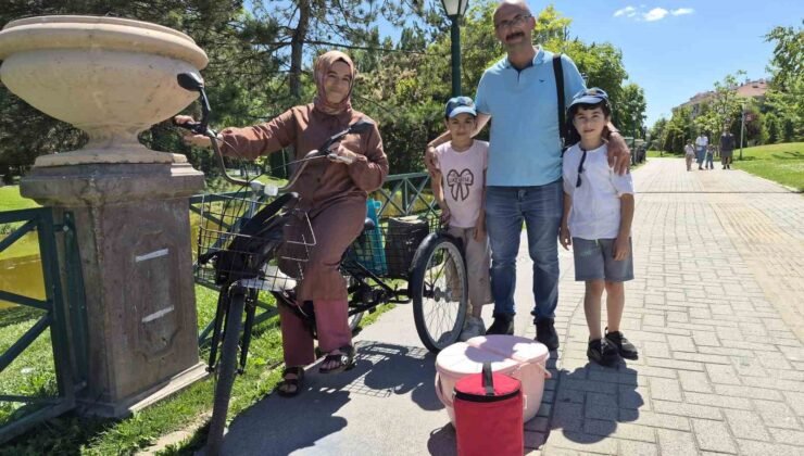 Eskişehir’de 2 minik simitçi ilgi odağı oldu