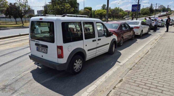 Eskişehir’de 3 aracın karıştığı zincirleme trafik kazası ucuz atlatıldı