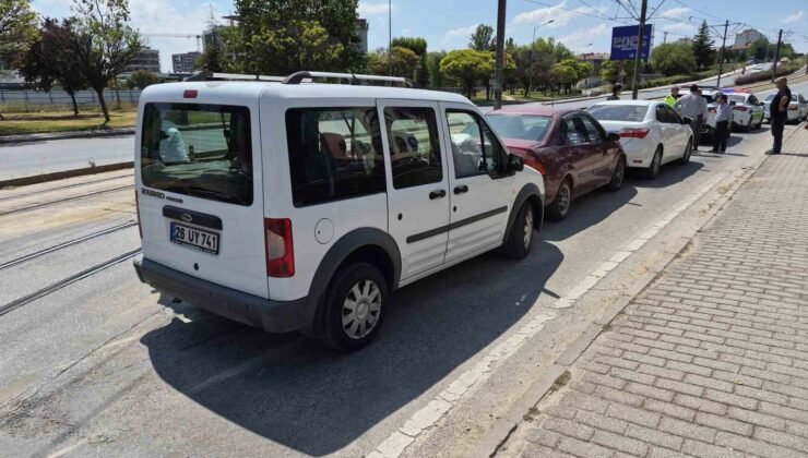 Eskişehir’de 3 aracın karıştığı zincirleme trafik kazası ucuz atlatıldı