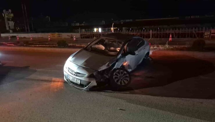 Eskişehir’de alkollü sürücünün kullandığı otomobil orta refüjdeki tabelayı devirdi