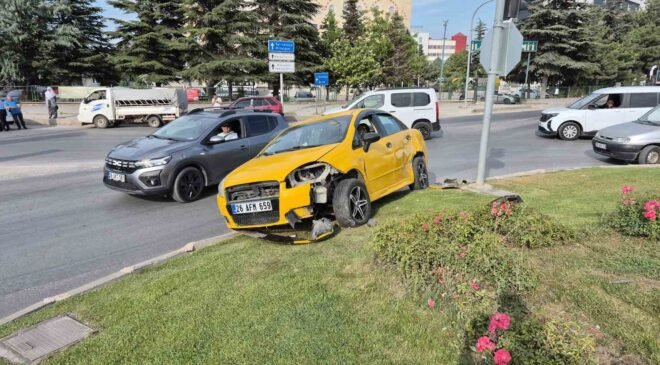 Eskişehir’de araç ile çarpışan otomobil kavşaktaki refüje çıktı