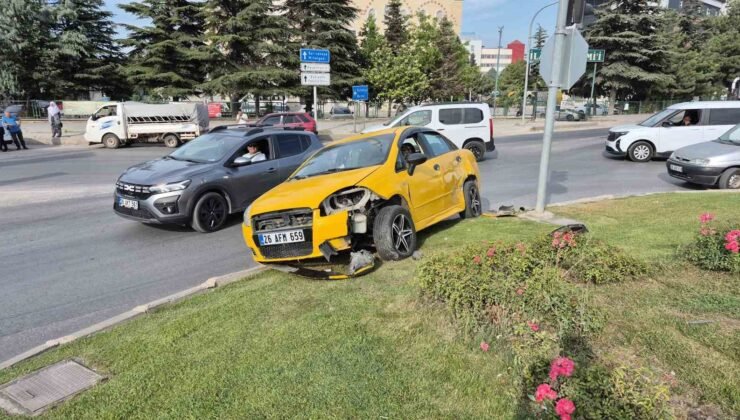 Eskişehir’de araç ile çarpışan otomobil kavşaktaki refüje çıktı