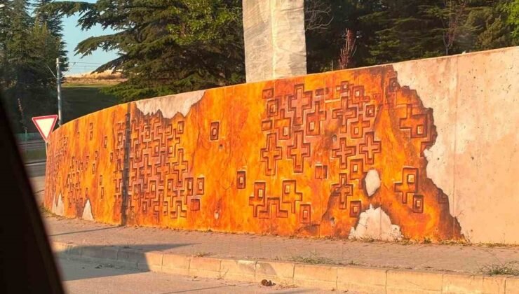 Eskişehir’de bir parkın duvarlarındaki haç figürlerine tepki