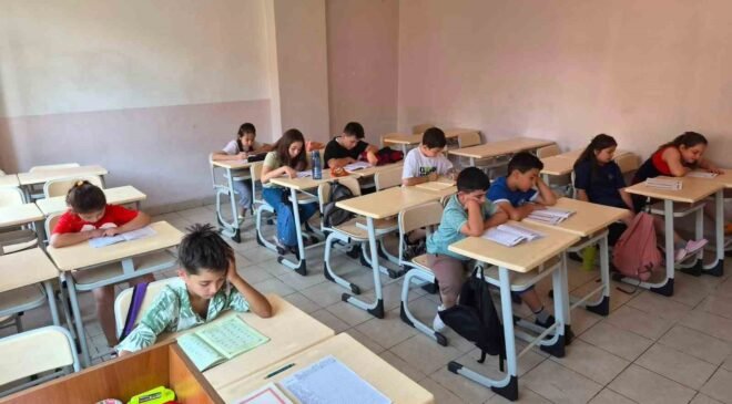 Eskişehir’de gençler yaz okulunda hem eğleniyor hem öğreniyor