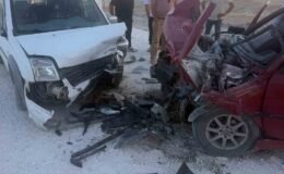 Eskişehir’de iki araç kafa kafaya çarpıştı: 1’i ağır 3 yaralı