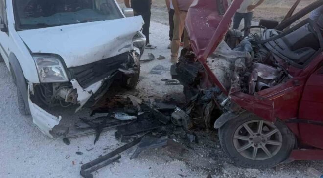 Eskişehir’de iki araç kafa kafaya çarpıştı: 1’i ağır 3 yaralı
