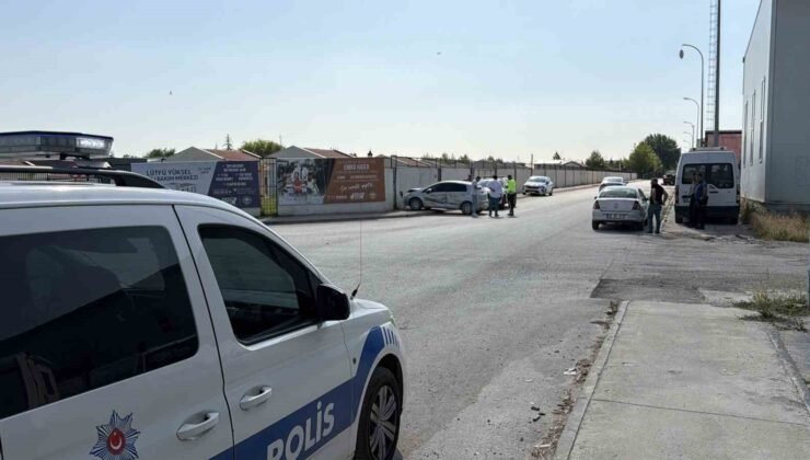 Eskişehir’de iki sokağın kesişiminde otomobil ile kamyonet çarpıştı