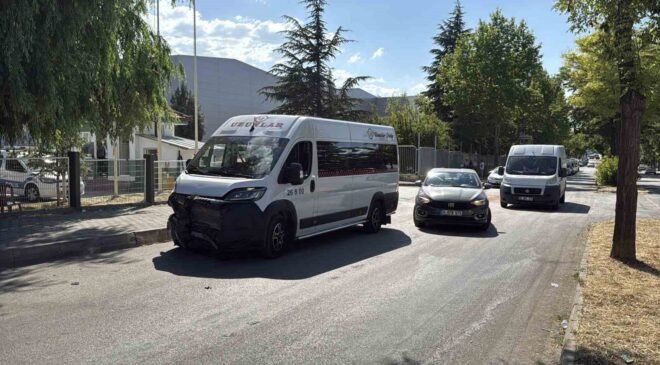 Eskişehir’de işçi servisi ile otomobil çarpıştı: 11 yaralı
