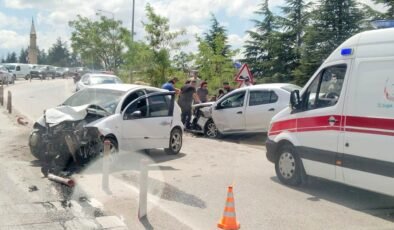Eskişehir’de kafa kafaya çarpışan araçlar hurdaya döndü