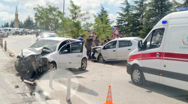 Eskişehir’de kafa kafaya çarpışan araçlar hurdaya döndü