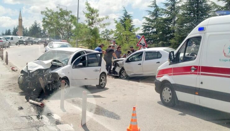 Eskişehir’de kafa kafaya çarpışan araçlar hurdaya döndü