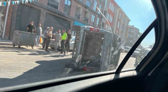 Eskişehir’de kaza yapan hafif ticari araç yan yattı: 3 yaralı