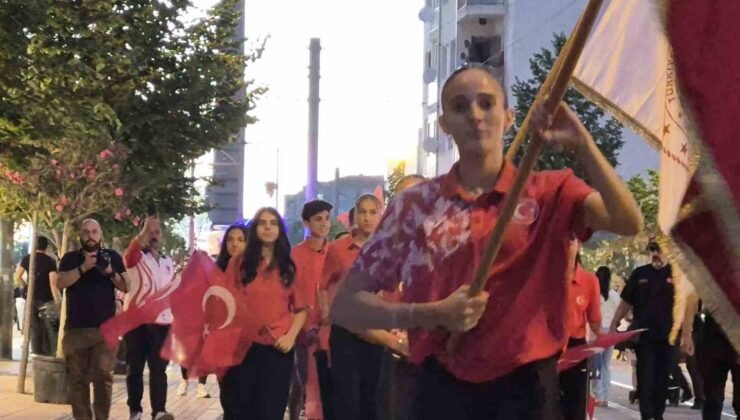 Eskişehir’de milli sporculardan 15 Temmuz’a özel Sancak Koşusu