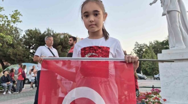 Eskişehir’de miniklerden 15 Temmuz’da anlamlı Sancak Koşusu