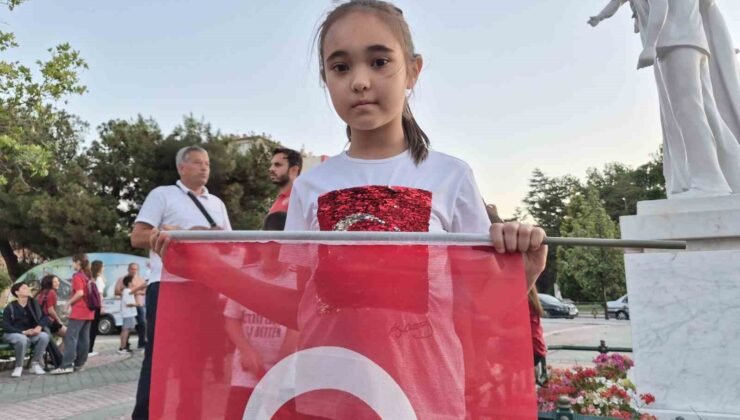 Eskişehir’de miniklerden 15 Temmuz’da anlamlı Sancak Koşusu