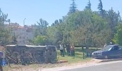 Eskişehir’de otomobil yol kenarına devrildi