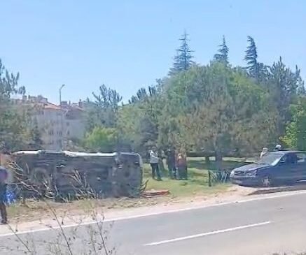 Eskişehir’de otomobil yol kenarına devrildi