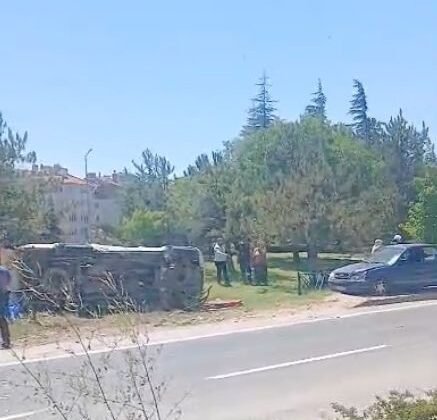 Eskişehir’de otomobil yol kenarına devrildi