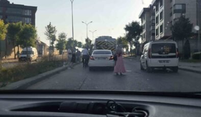 Eskişehir’de otomobilin servise çarptığı kazada maddi hasar oluştu
