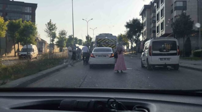 Eskişehir’de otomobilin servise çarptığı kazada maddi hasar oluştu