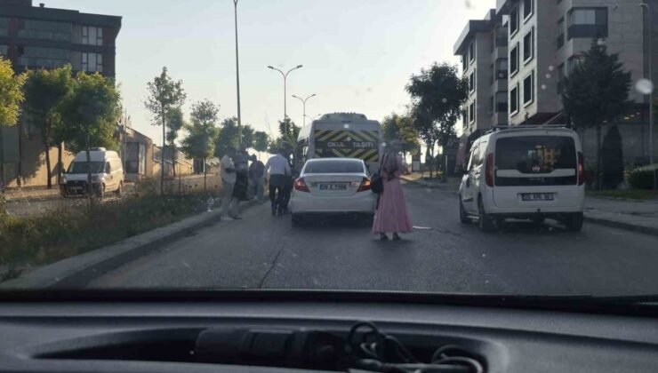 Eskişehir’de otomobilin servise çarptığı kazada maddi hasar oluştu