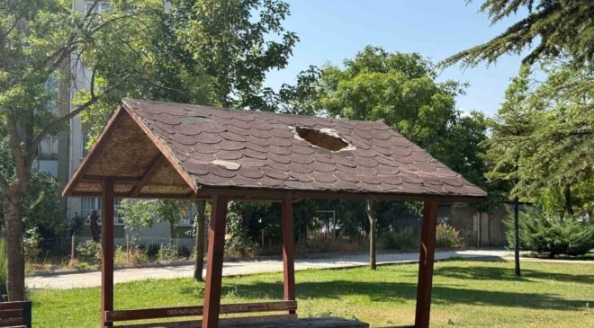 Eskişehir’de parktaki kamelyanın çatısında hasar meydana geldi